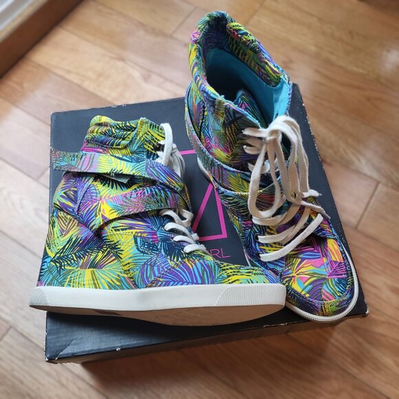 Material Girl Wedge Sneaker NWOT Size 7 Tropical Print Wedge Sneaker - Picture 8 of 12